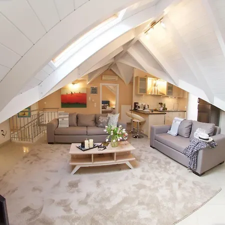 Vinieris Villas - Lagoon Diamond Loft 阿尔戈斯托利翁